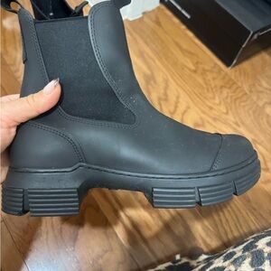 Black Women's Chelsea Boots